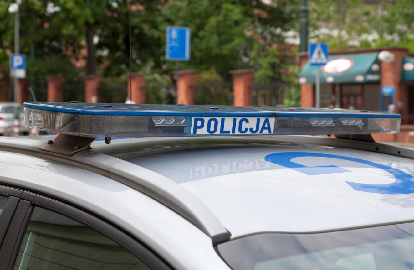 Incydent na parkingu w Zgierzu: Samochód dostawczy potrącił 67-letnią kobietę